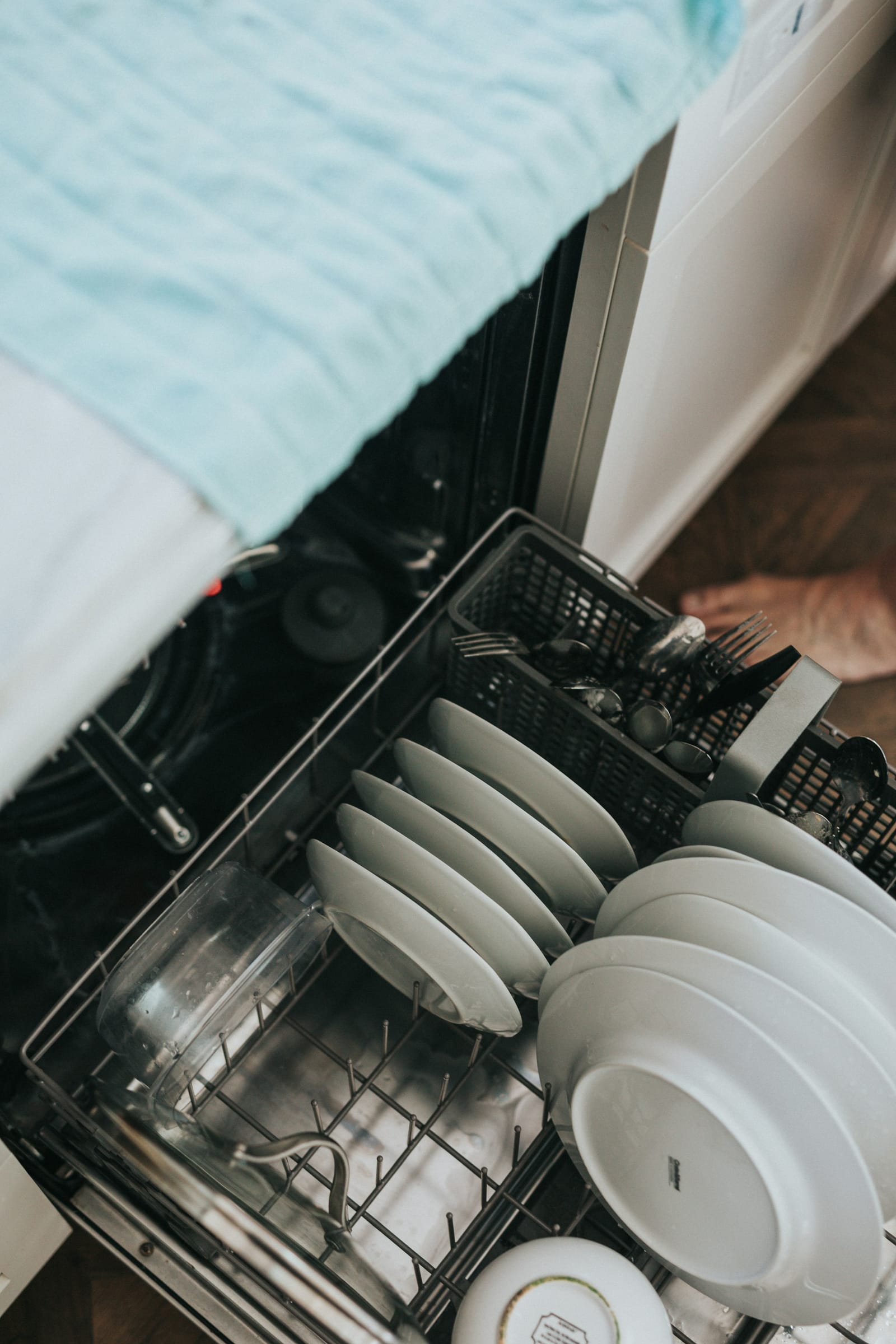 Dishwasher with ceramic plates